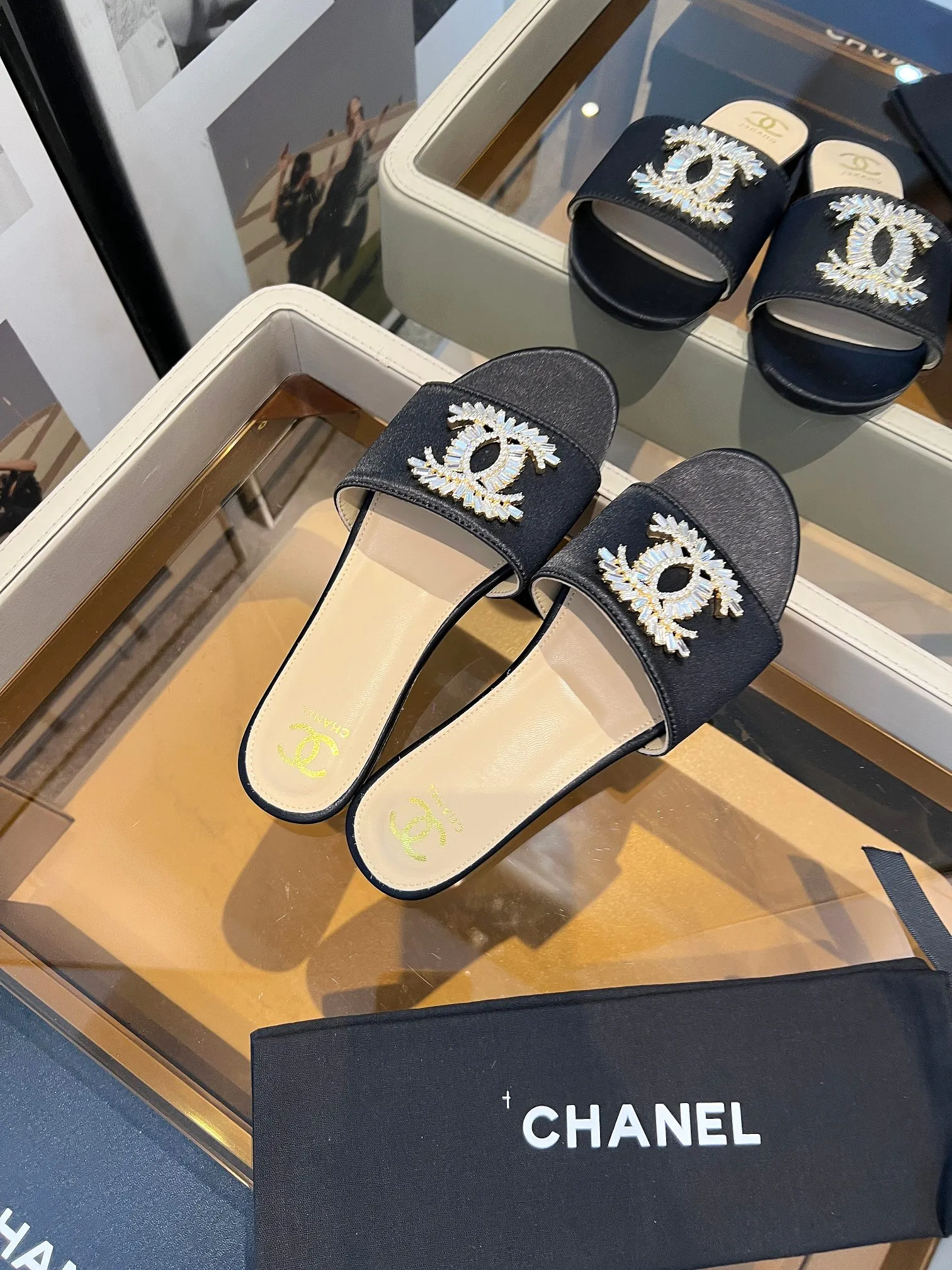 👟👟Ex-factory price 340👟👟 Genuine leather bottom +40 🎉🎉🎉Chanel Xiaoxiang C family sandals series official website synchronization, classic and elegant, casual wear 🌹🌹🌹🌹Original logo~Select imported cowhide and C family custom fabrics, multiple colors for the goddess to choose! ❤️❤️❤️❤️ Code number: 36~40 (customized 35 41 42 43 44 cannot be returned or exchanged)
